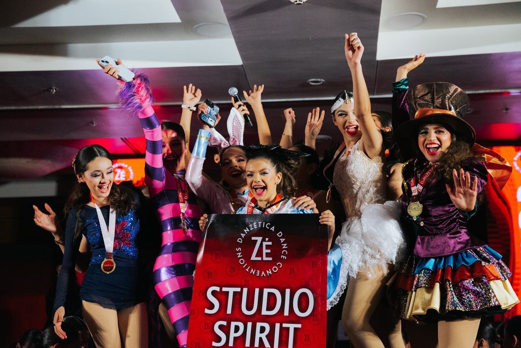 Academia celebrando el Studio Spirit Award