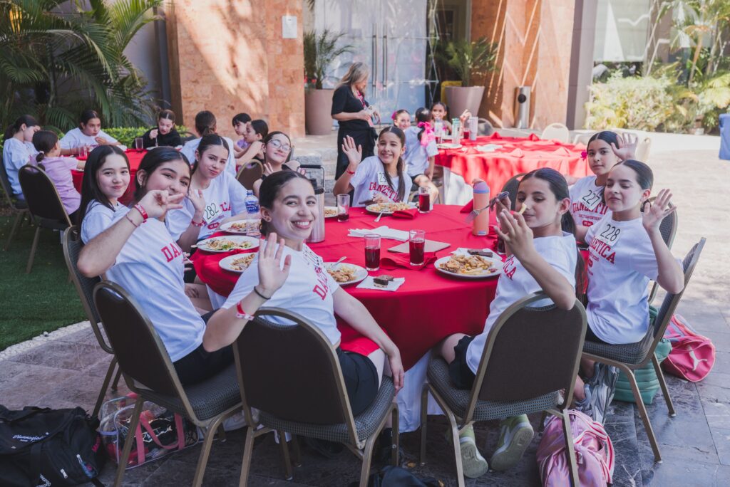 Bailarines compartiendo una comida en Hotel Lucerna